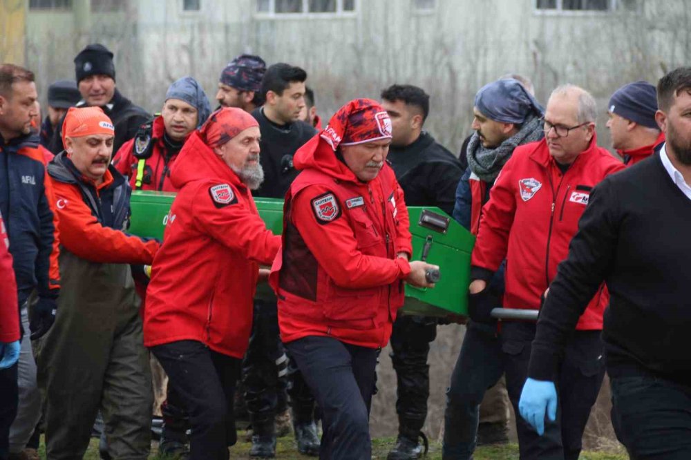 Arandığı Yerden 2 Kilometre Ötede Bulunan Öğretmenin Cenazesi Otopsi İçin Morga Kaldırıldı