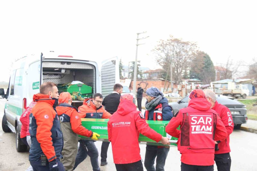 Arandığı Yerden 2 Kilometre Ötede Bulunan Öğretmenin Cenazesi Otopsi İçin Morga Kaldırıldı