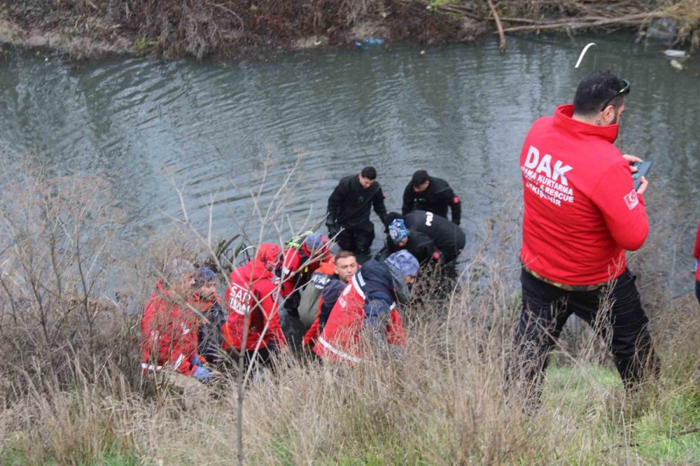 Arandığı Yerden 2 Kilometre Ötede Bulunan Öğretmenin Cenazesi Otopsi İçin Morga Kaldırıldı