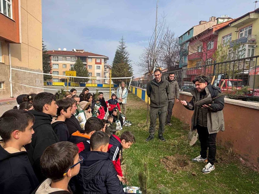 Öğrenciler Fidanları Toprakla Buluşturdu