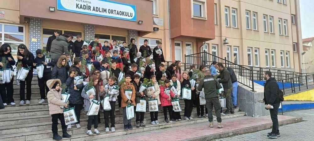 Öğrenciler Fidanları Toprakla Buluşturdu