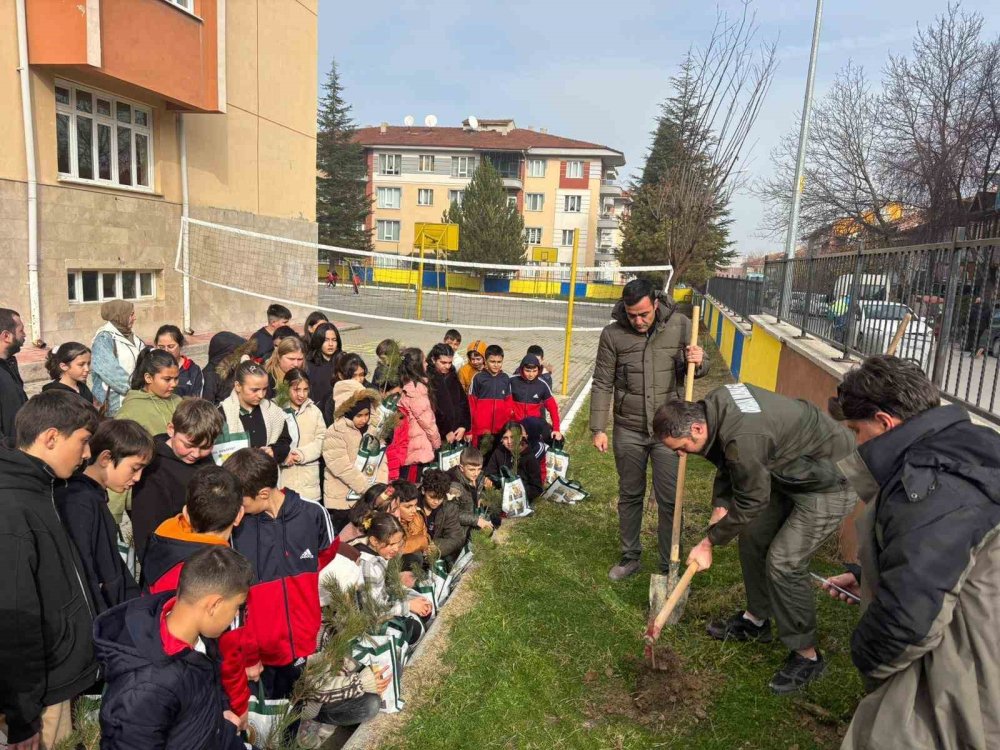 Öğrenciler Fidanları Toprakla Buluşturdu