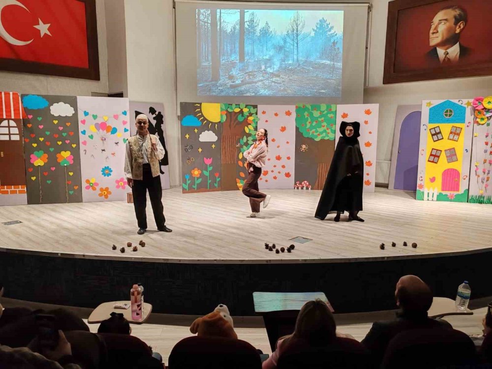 "Ormanın Şifresi" Adlı Çocuk Tiyatrosu Öğrencilerle Buluştu