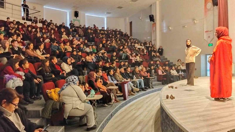 "Ormanın Şifresi" Adlı Çocuk Tiyatrosu Öğrencilerle Buluştu