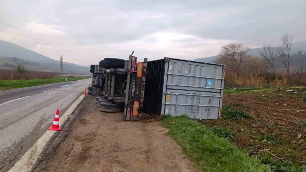 Seyir halindeki tır devrildi
