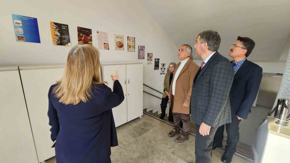 Müdür Yılmaz, Uluslararası Yemek Yarışmasında Dereceye Giren Öğrencileri Ziyaret Etti