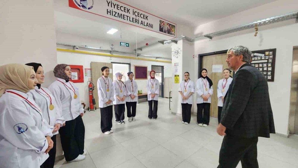 Müdür Yılmaz, Uluslararası Yemek Yarışmasında Dereceye Giren Öğrencileri Ziyaret Etti