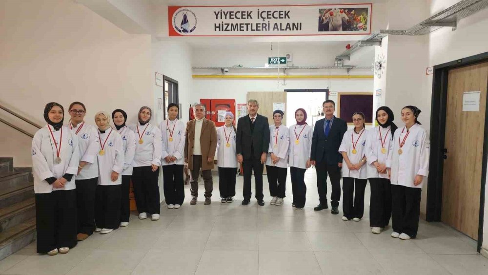 Müdür Yılmaz, Uluslararası Yemek Yarışmasında Dereceye Giren Öğrencileri Ziyaret Etti