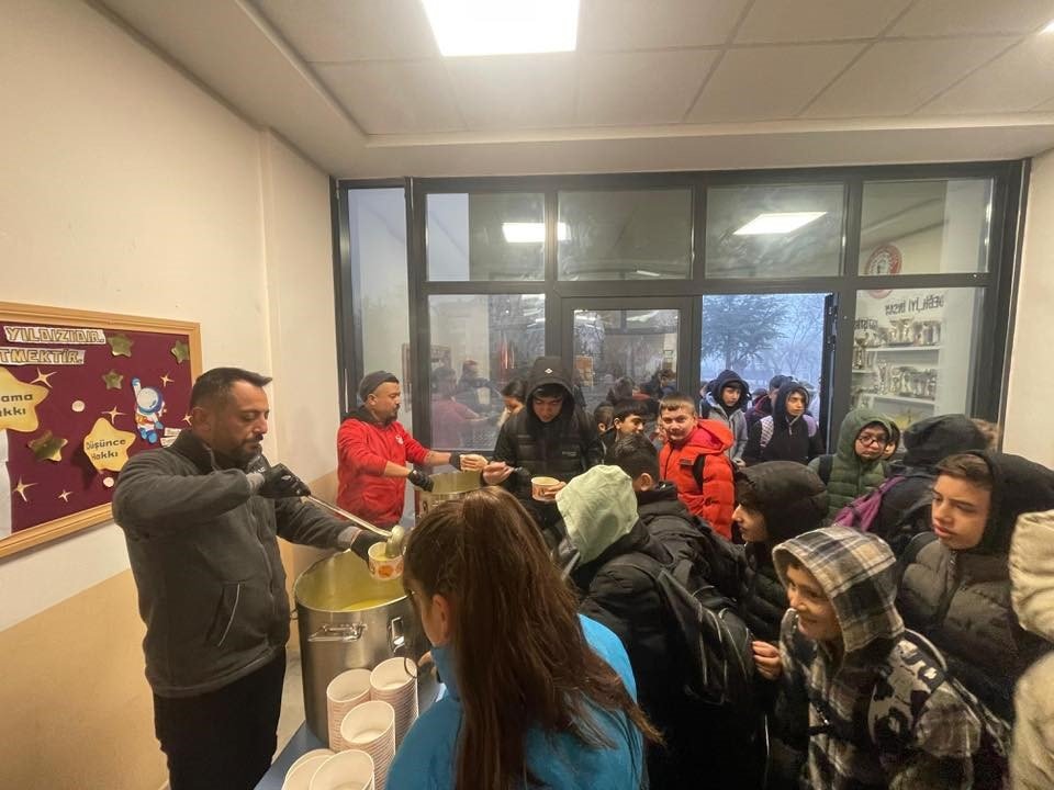Öğrencilere Ücretsiz Çorba İkramı Yapıldı