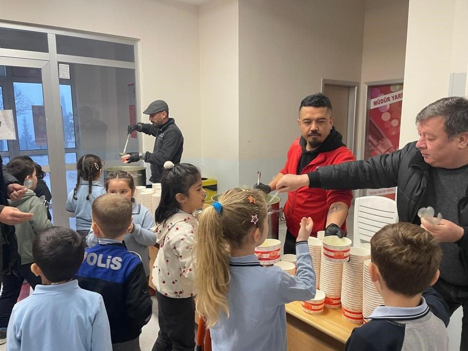 Öğrencilere Ücretsiz Çorba İkramı Yapıldı