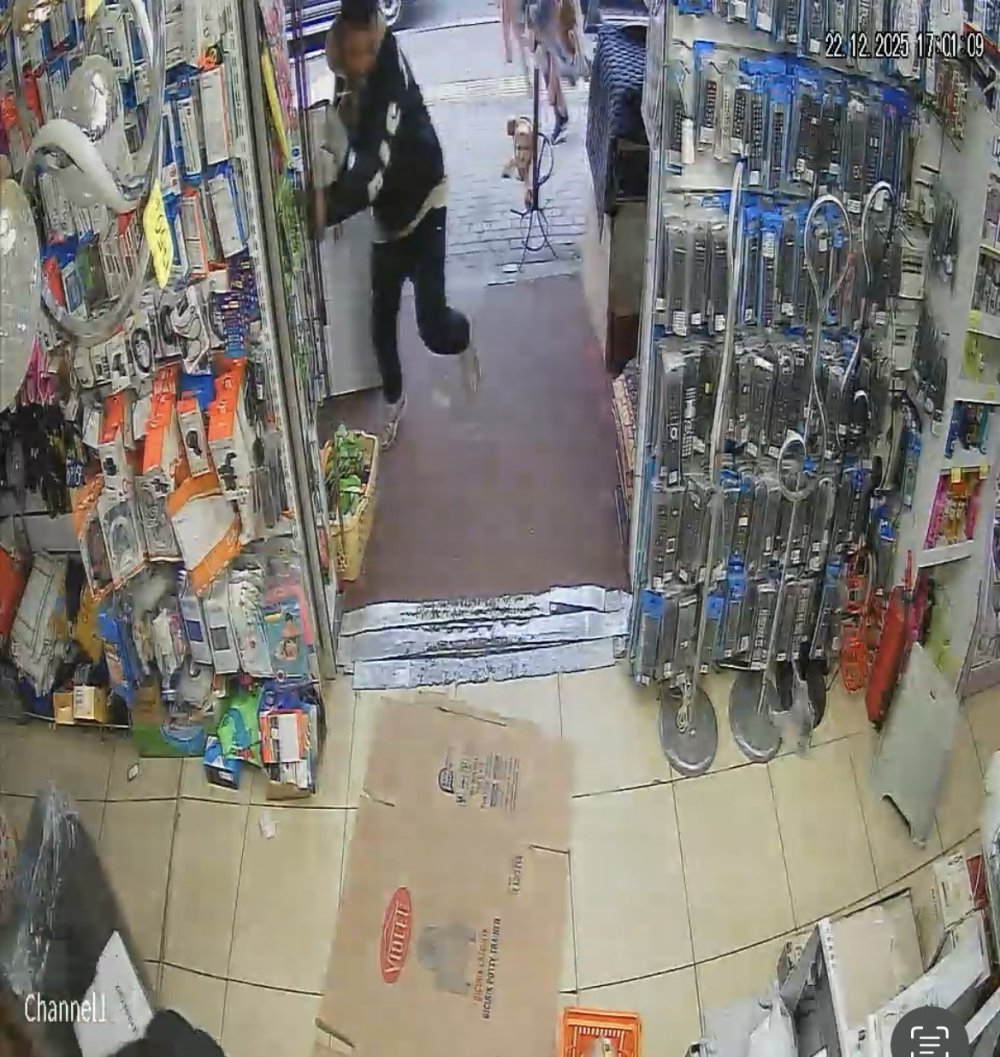 Silahla Kovaladığı Şahsa Kurşun Yağdırdı, Kurşunların Hedefi Olmaktan Böyle Kurtuldu