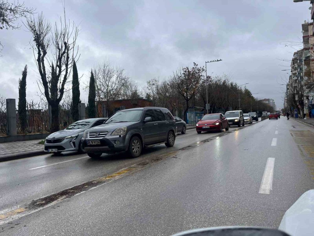 Çakılmasıyla Tepki Çeken Dubalar Belediye Tarafından Söküldü