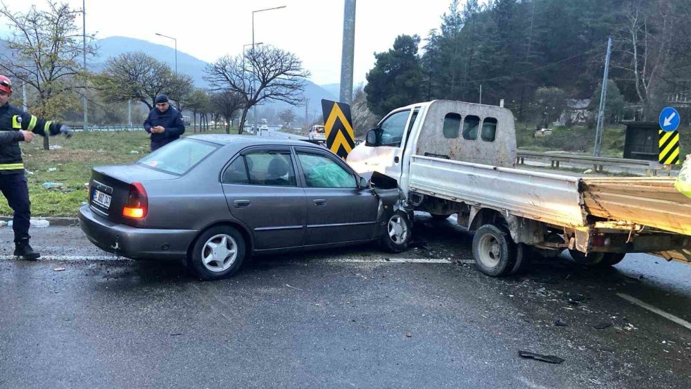 Kavşakta Feci Kaza! 5 Kişi Yaralandı