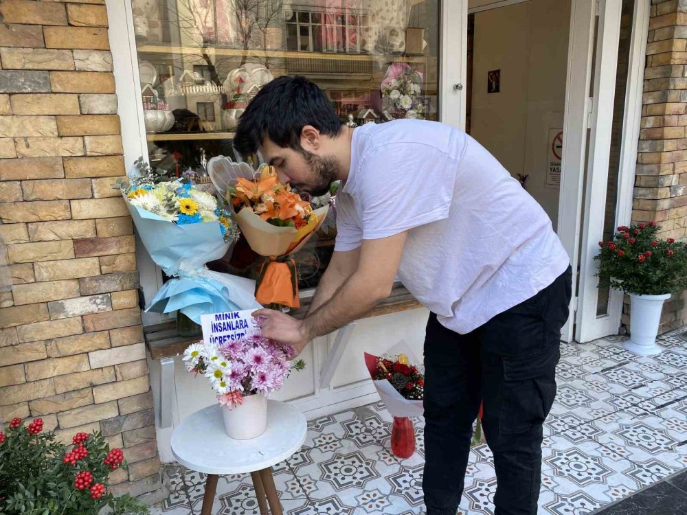 Bir Saksıya Ayırdığı Çiçekleri Küçük Çocuklar İçin Ücretsiz Yaptı