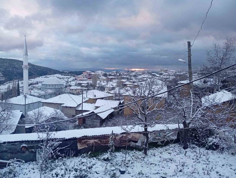 Osmaneli’nin Yüksek Kesimlerine Mevsimin İlk Karı Yağdı