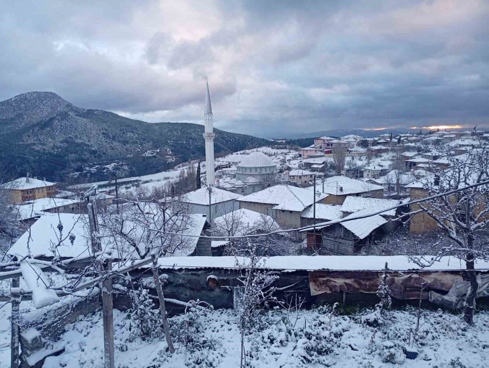 Osmaneli’nin Yüksek Kesimlerine Mevsimin İlk Karı Yağdı