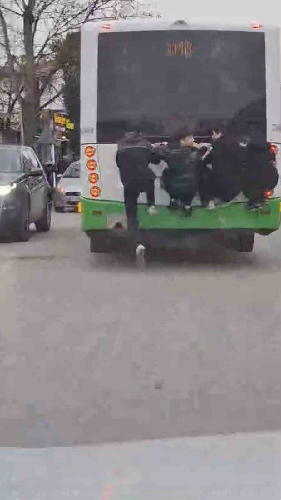 Otobüsün Arkasında Tehlikeli Yolculuk!