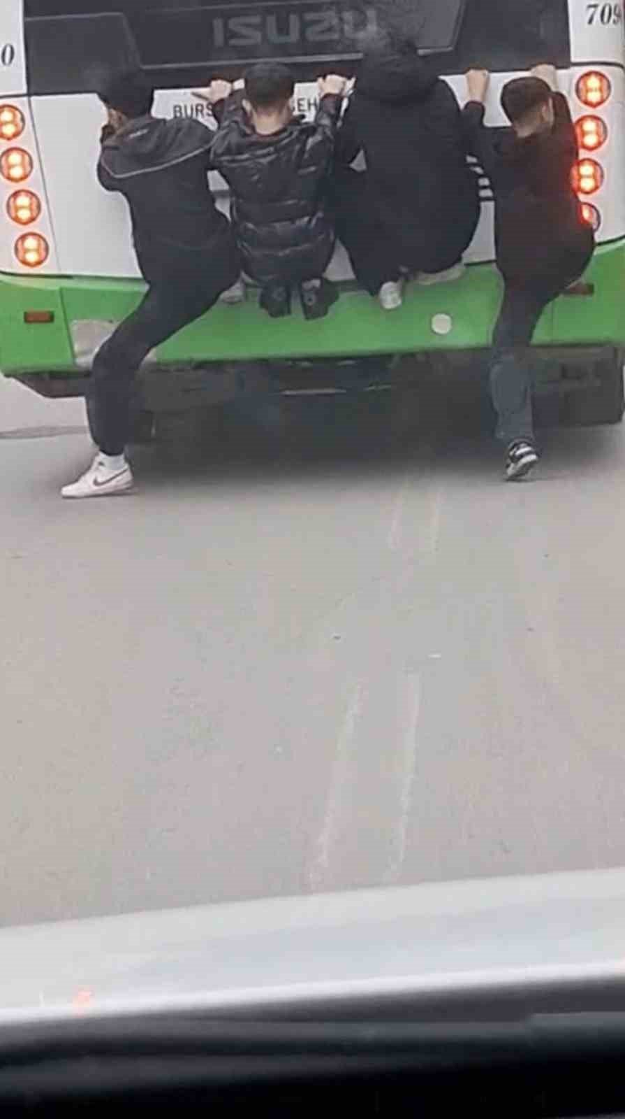 Otobüsün Arkasında Tehlikeli Yolculuk!