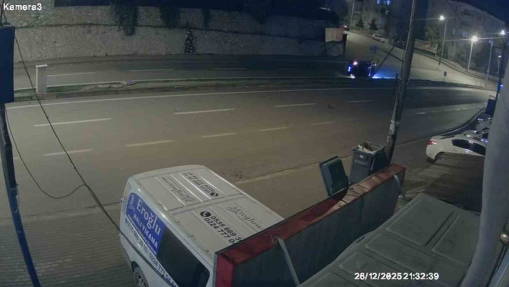 Takla Atıp Direğe Çarpan Otomobilin Kaza Anı Kamerada