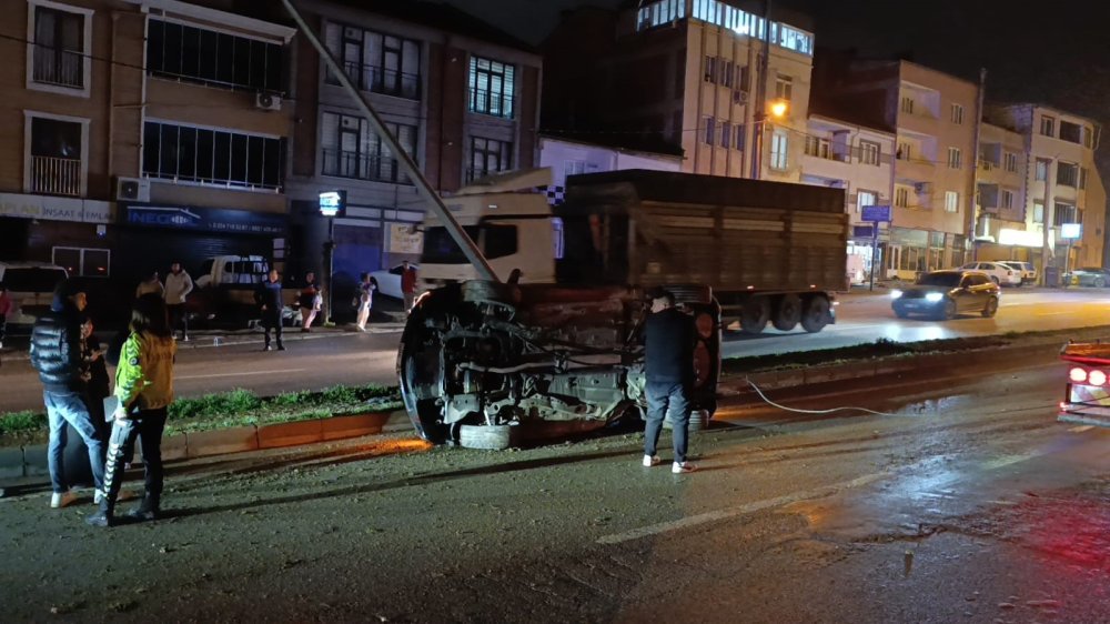 Takla Atıp Direğe Çarpan Otomobilin Kaza Anı Kamerada