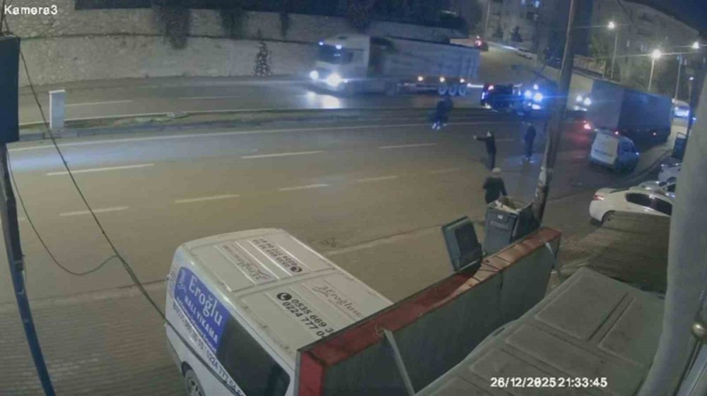 Takla Atıp Direğe Çarpan Otomobilin Kaza Anı Kamerada