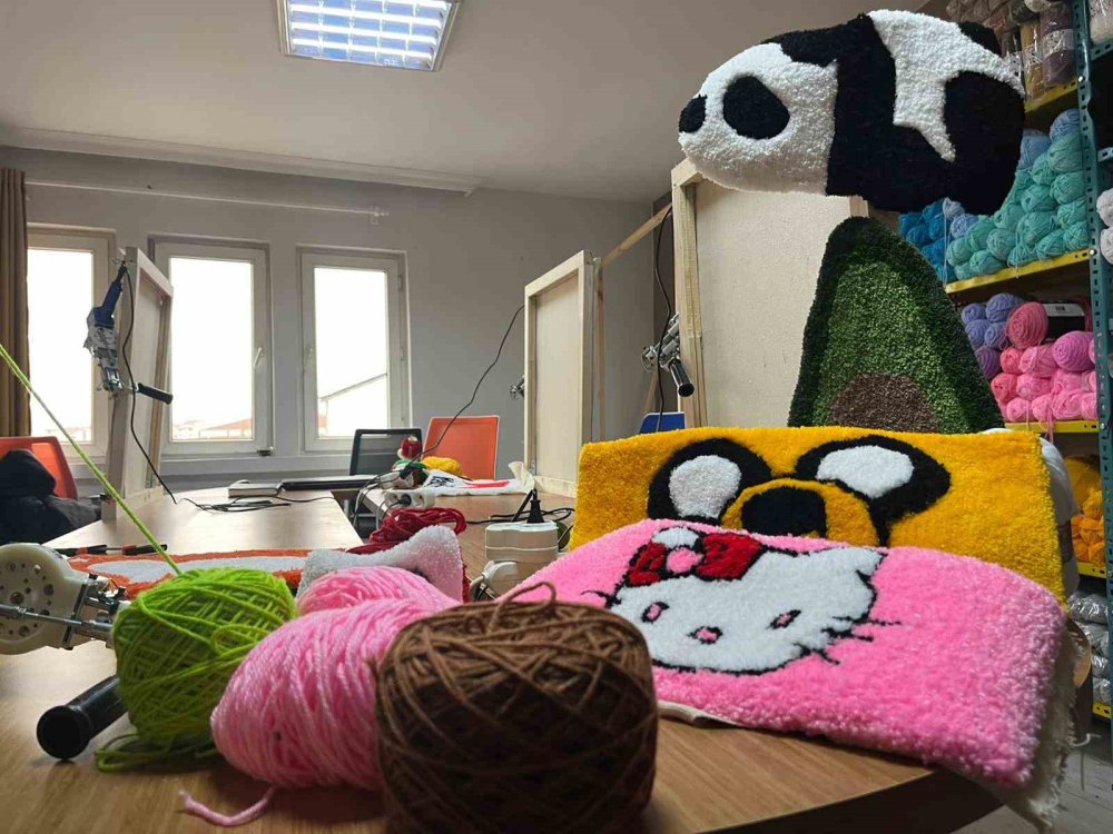 Tüm Birikimi İle Açtığı Halı Dokuma Atölyesinde Hayallerini Kumaşa Döküyor