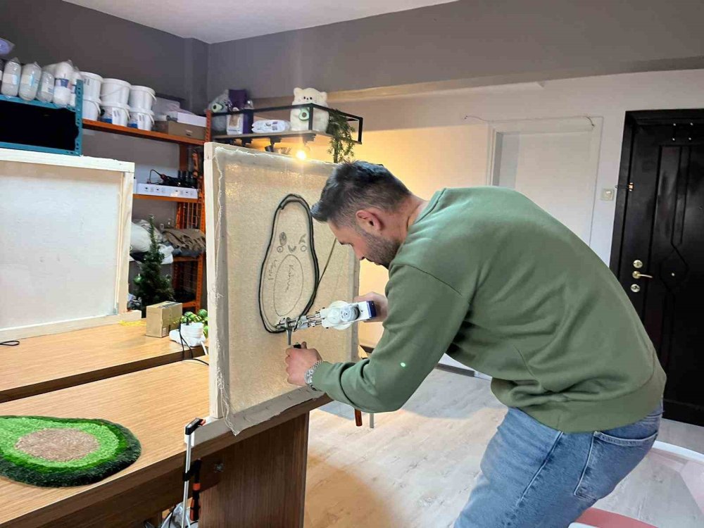 Tüm Birikimi İle Açtığı Halı Dokuma Atölyesinde Hayallerini Kumaşa Döküyor