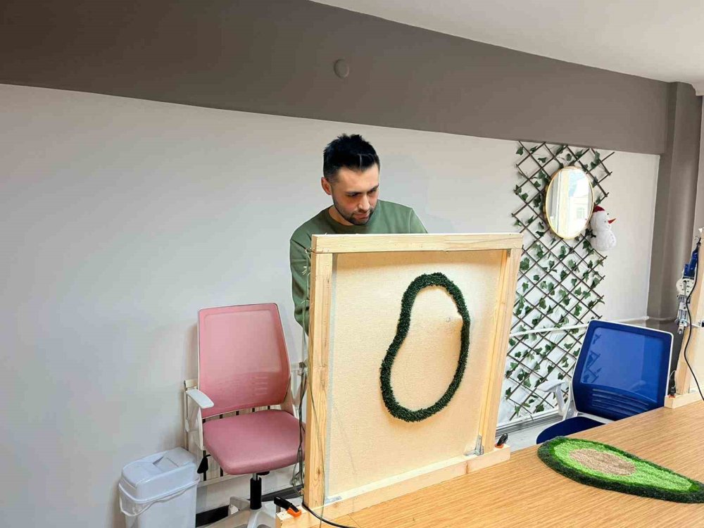Tüm Birikimi İle Açtığı Halı Dokuma Atölyesinde Hayallerini Kumaşa Döküyor