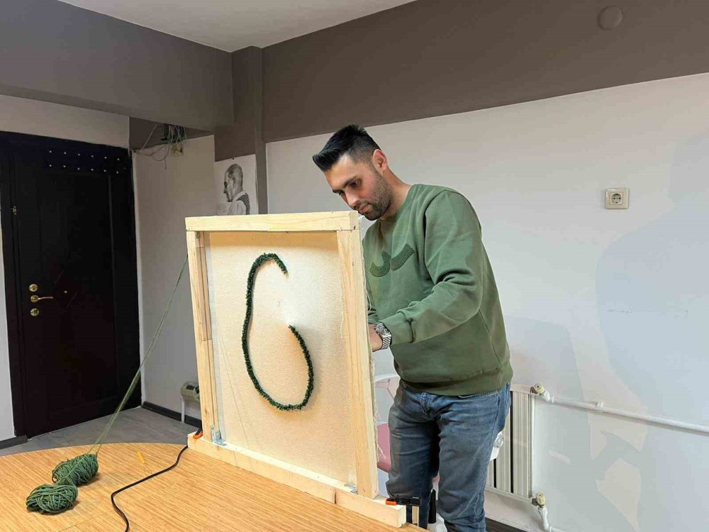 Tüm Birikimi İle Açtığı Halı Dokuma Atölyesinde Hayallerini Kumaşa Döküyor