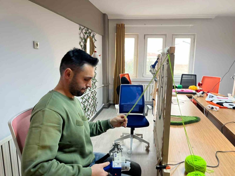 Tüm Birikimi İle Açtığı Halı Dokuma Atölyesinde Hayallerini Kumaşa Döküyor