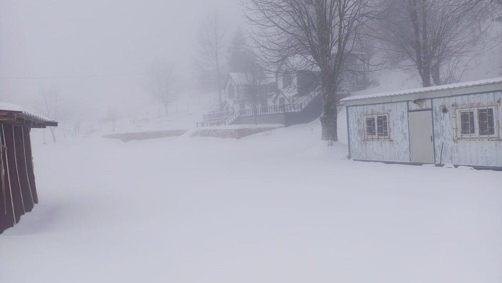 Yüksek Kesimlerde 20 Santimetreye Ulaşan Kar, İlçe Merkezinde De Yağmaya Başladı
