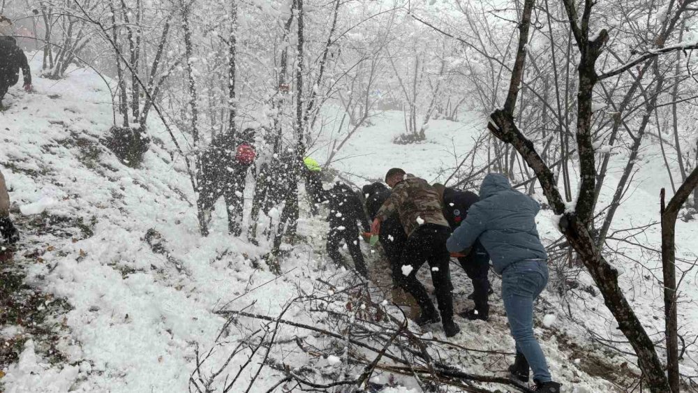 Kontrolden Çıkan Otomobil Şarampole Devrildi: 3 Yaralı