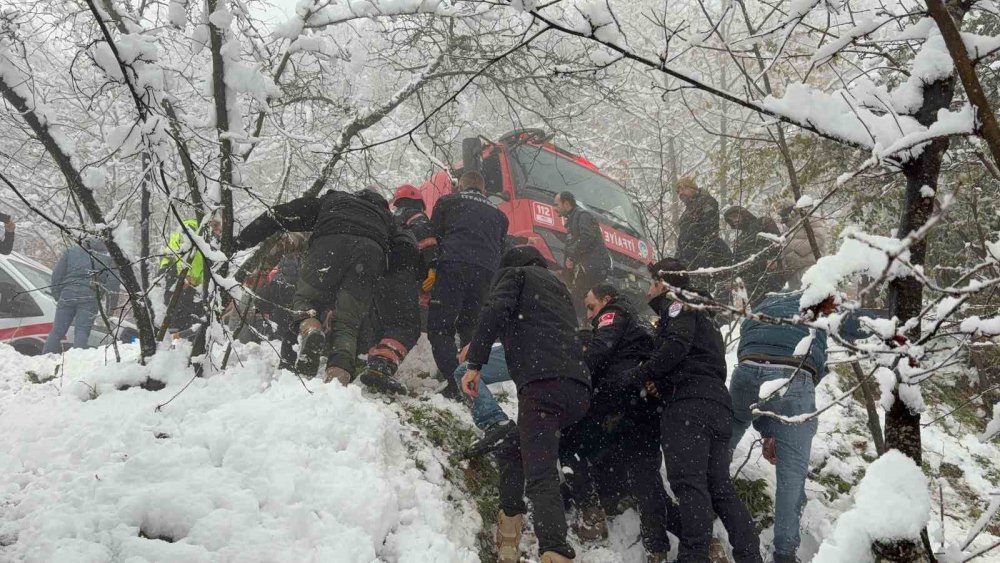 Kontrolden Çıkan Otomobil Şarampole Devrildi: 3 Yaralı
