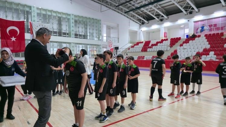 Küçük Erkekler Voleybol Müsabakaları Tamamlandı