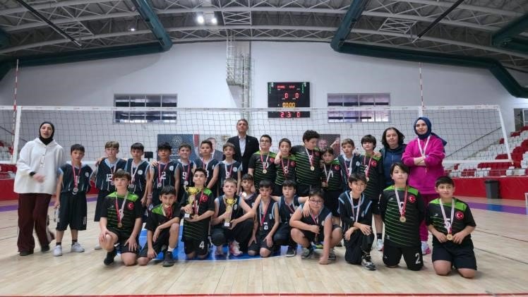 Küçük Erkekler Voleybol Müsabakaları Tamamlandı