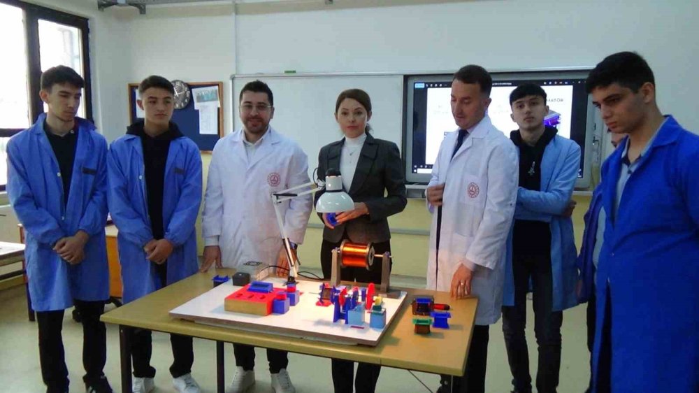 Öğrenciler Atıl Malzemelerden Trafo Sarma Makinesi Yaptı