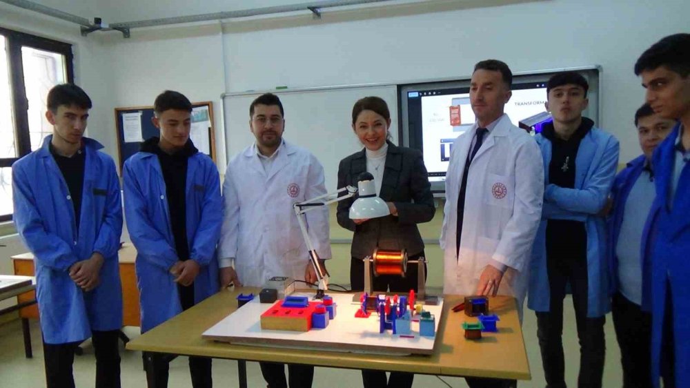 Öğrenciler Atıl Malzemelerden Trafo Sarma Makinesi Yaptı