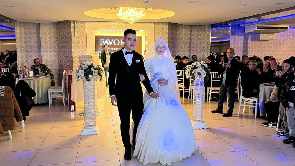 Sosyal Medyada Gündem Olan Çift Evlendi