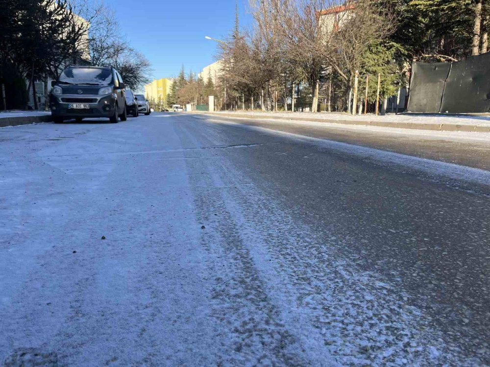 Yollar Buz Pistine Döndü