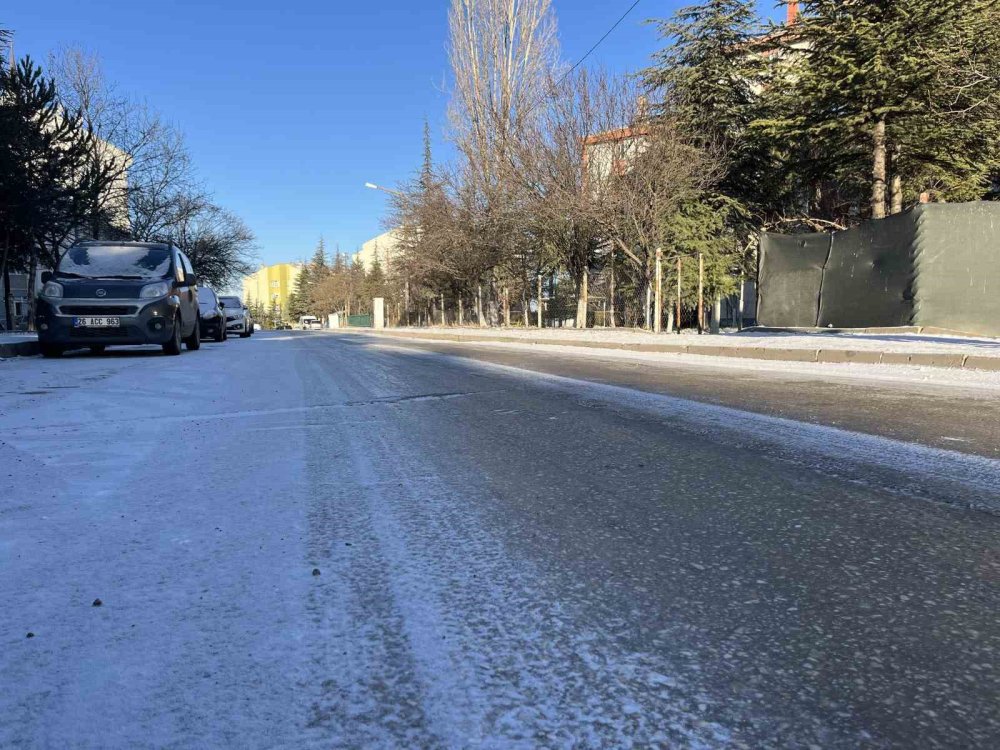 Yollar Buz Pistine Döndü