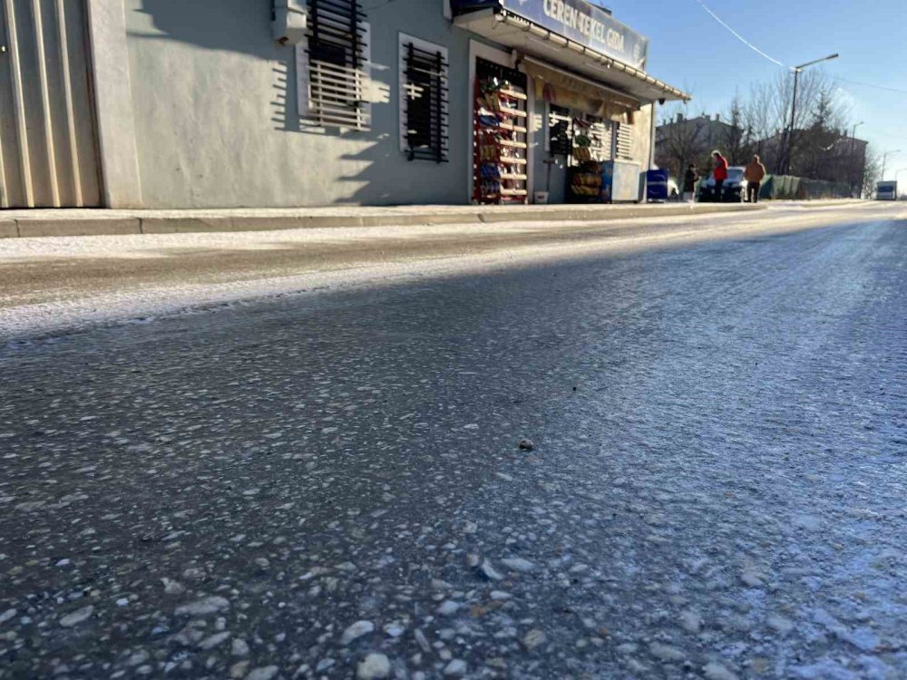 Yollar Buz Pistine Döndü