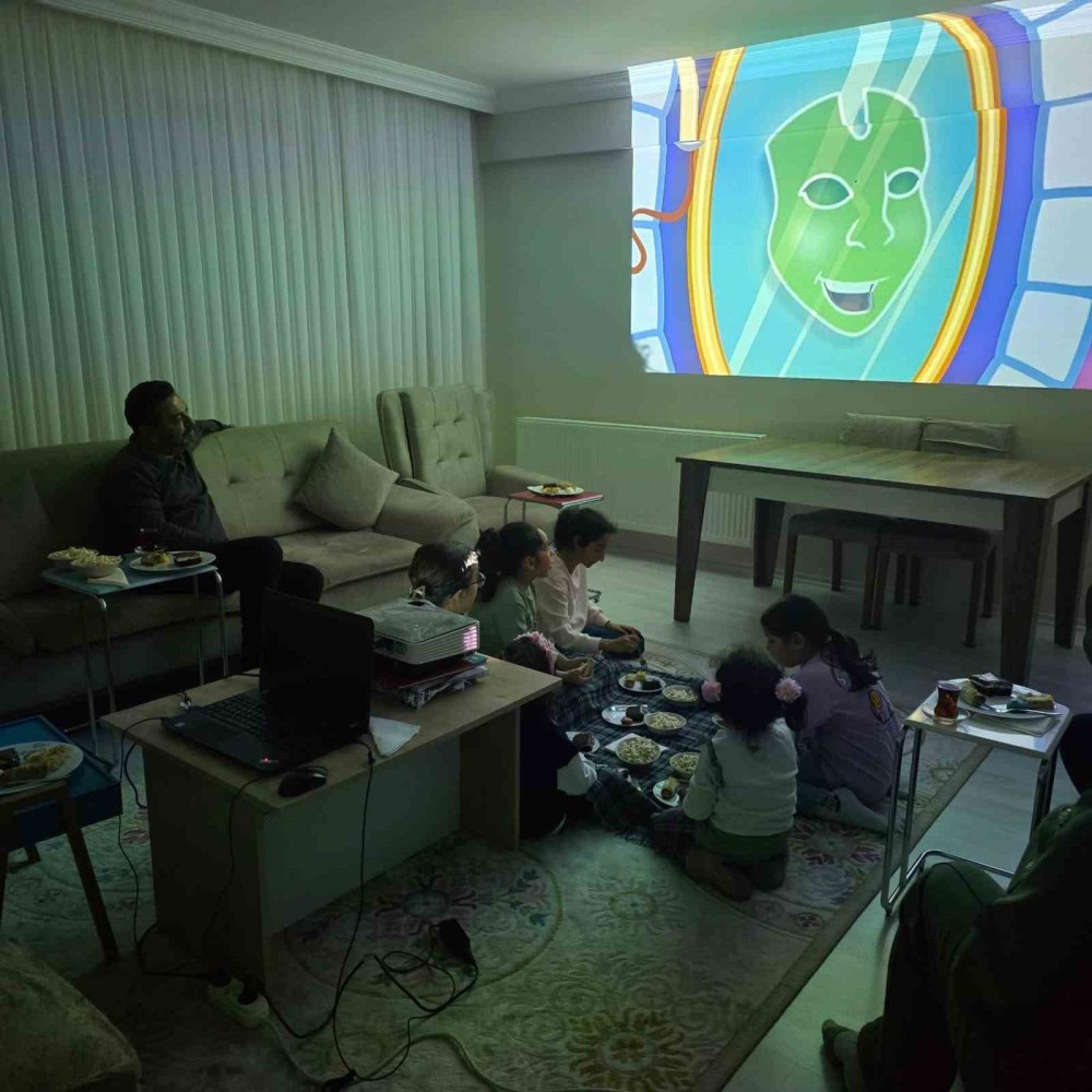 Çocuk Evlerinde Kalan Çocuklara Çizgi Film Sürprizi