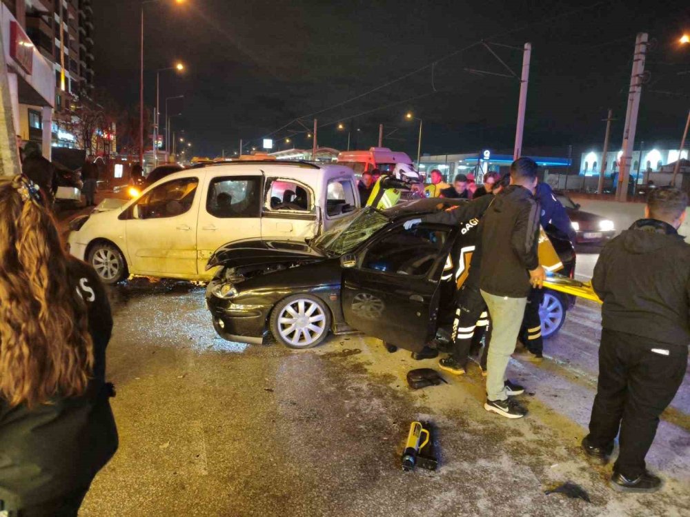 Gece Yarısı Kaza Anı Kamerada
