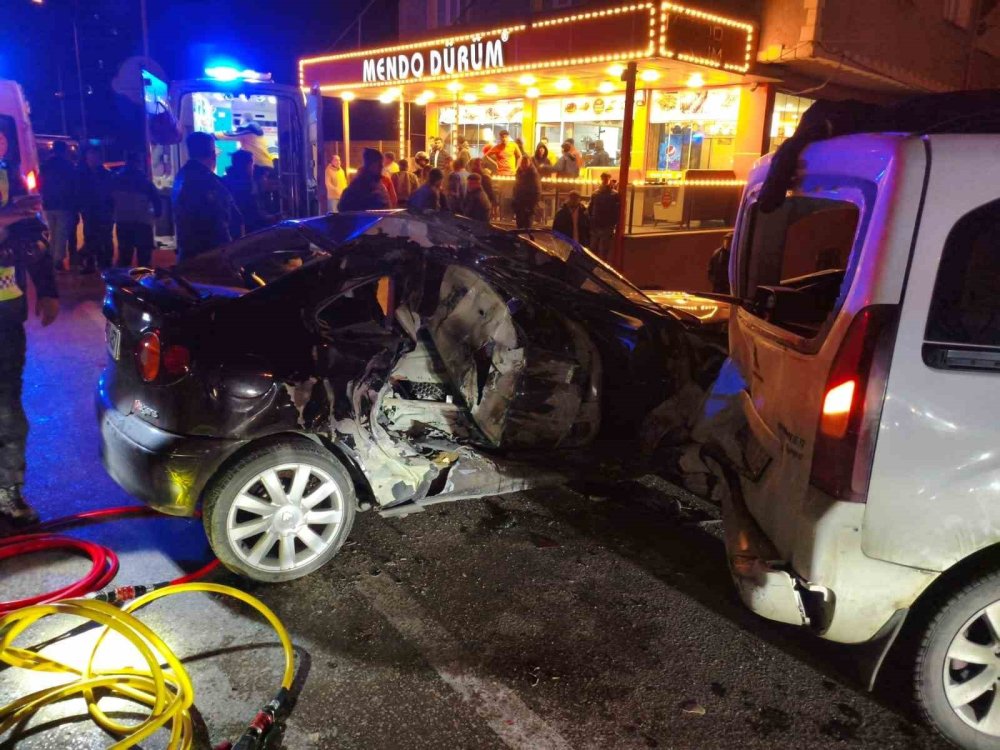 Gece Yarısı Kaza Anı Kamerada