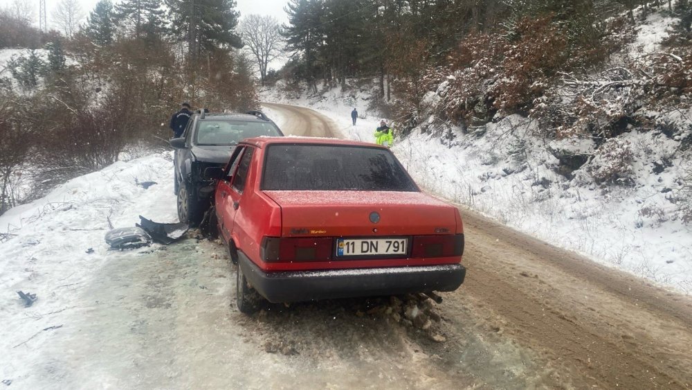 İki Araç Çarpıştı! 4 Kişi Yaralandı
