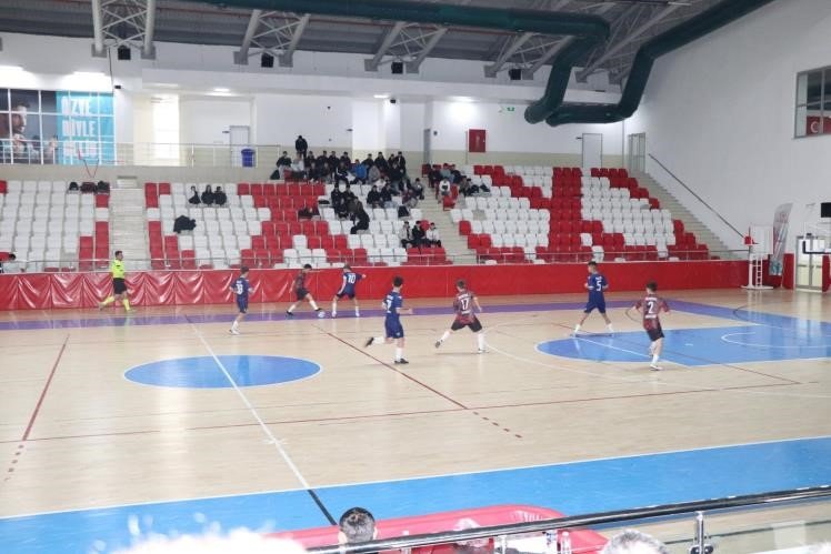Kaymakam Öztürk Okul Sporları Genç Erkekler Futsal Grup Maçlarını Takip Etti