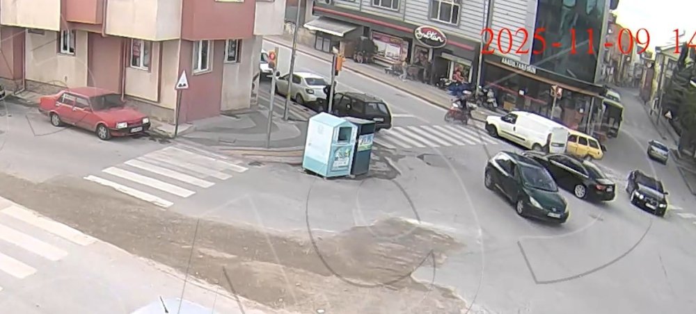 Kuryeye Yaya Geçidinde Otomobil Çarptı