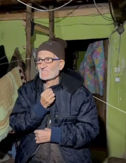 Yalnız Yaşayan Yaşlı Adam İçin Yardım Dayanışması