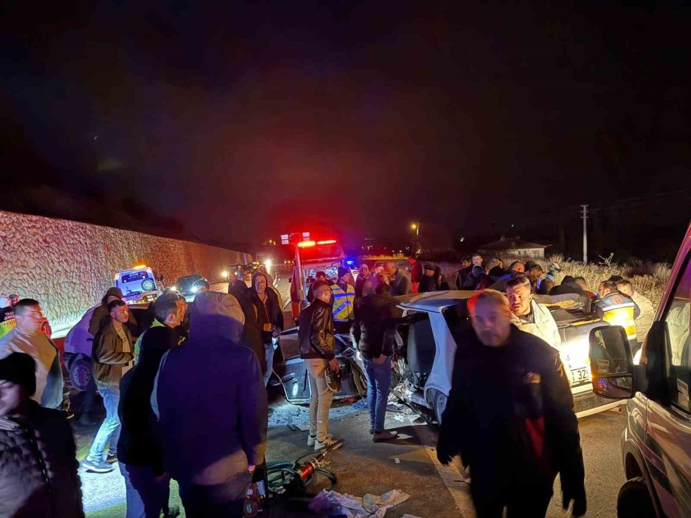 İki Araç Kafa Kafaya Çarpıştı: 4 Yaralı