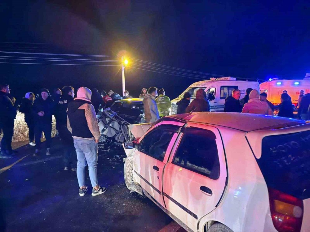 İki Araç Kafa Kafaya Çarpıştı: 4 Yaralı